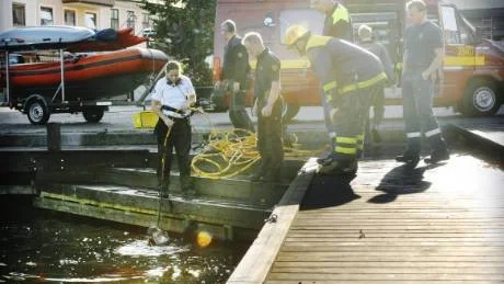 Den drunknade mannen låg i vattnet längst in i Fiskarehamnen och kunde snabbt lyftas upp på land.
