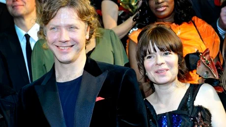 Mikael Persbrandt och Maria Heiskanen fick guldbaggar för bästa manliga respektive kvinnliga huvudroll vid Guldbaggegalan 2009, för filmen "Maria Larssons eviga ögonblick".