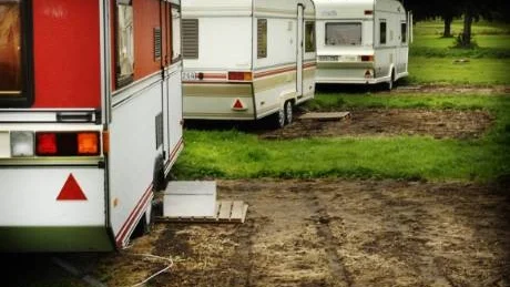 Altanerna måste plockas bort över vintern på Lysingsbadet, om man vill ta hem husvagnen, något som har väckt irritation bland långliggarna. Husvagnarna på bilden har inget direkt samband med artikeln. Foto: Ellen Kindstrand