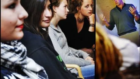 Anders Östlund, Kultur och Fritid presenterade Mejeriet, det nya ungdoms- och kulturhuset för intresserade ungdomar på tisdagskvällen, fr. v Isabell Hellman Knutas, Amanda Carenasco, Livia Andersson och Cecilia Jönsson.  Foto: Ellen Kindstrand