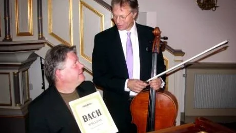 Att Johan Sebastian Bach är huvudpersonen för de två gästspelarna i Ukna kyrka i lördags, det syns tydligt. Från vänster Michael Waldenby och Torbjörn Nilsson.