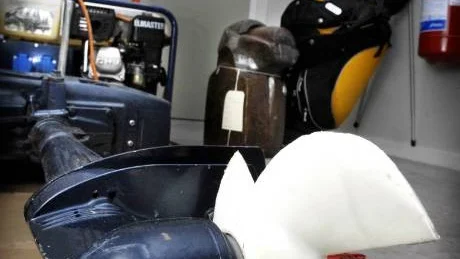 Bland de mer värdefulla föremålen som finns i förvar är en utombordsmotor, ett elverk och en golfbag med klubbor.Foto: Lisa Olaison