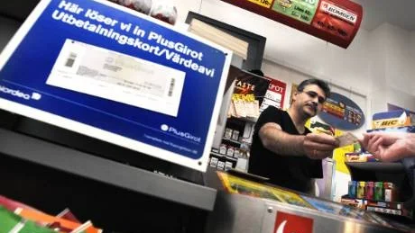 Hos Babis Papadopoulos på Vågspelet i Västervik kan du betala dina räkningar från och med nu.Foto: Lisa Olaison