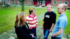 Engagerade. Liselotte Månsson (längst till vänster) är enhetschef för handikappomsorgen och stolt över omsorgspersonalens engagemang. Lisbet Looström Karlsson, Stefan Wiklund och Tobias Lindvall arbetar alla på Topasen där de så gott som dagligen utsätts för verbala hot, men med hjälp av sitt engagemang och sätt att bemöta de boende kan de undvika våld.Foto: Anders Liljegren