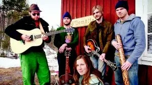 Redo för Holland. Västerviksbandet Hyacinth House har fått oväntat inflytelserika kontakter i Holland. I vår blir det två kortturnéer där. Bandet består av fr v Marcus Johansson, sång och gitarr, Fredrik Johansson, banjo och dobro, Kristina Löfstedt, cello, Andreas Berg, gitarr och Peter Norén, bas. På bilden saknas John Nyberg, trummor.Foto: Anders Steiner