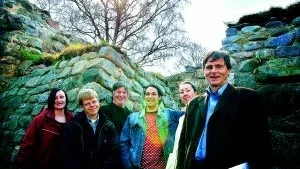 Musikalartister. I sommarens musikal i slottsruinen deltar bara folk med Västerviks anknytning. Bland dem är Johanna Rönnlund (dans och koreografi), Benny Ekman (dekor), Conny Borg (regi och skådespeleri), Linus Holgersson (skådespeleri), Ingela Arrbrant (dans och koreografi) och Erik Winqvist (manus och skådespeleri).Foto: Matilda Ahl
