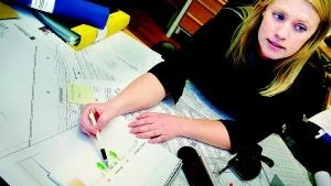Många förslag. Emma Oscarsson, planarkitekt på kommunen, har just nu många förslag på sitt bord. Bland ärenden finns bland annat Allén.FOTO: MATILDA AHL