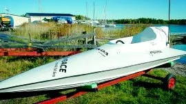 Motorn stals. En mycket speciell båtmotor, värd närmare 40 000 kronor, stals från den här racerbåten i Loftahammar natten till lördagen.Foto: Ingemar Petersson