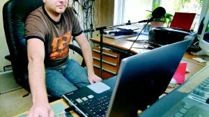 Digital sagoförfattare. Efter Electrolux nedläggning såg Patrik Andersson en chans att göra något annat. Nu spelar han in sagor hemma i sin studio och säljer den genom egen sajt på Internet.  Foto: ANDERS LILJEGREN