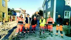 2006. Gatsten på Strömsgatan. I korsningen Strömsgatan-Båtsmansgatan jobbar i dag Daniel Sjöstedt, Niclas Olofsson, Fredrik Blom, Roger Ottosson, Pontus Salomonsson och Patrik Persson. Lägg märke till att Roger Ottosson har en jungfru, ett arbetsredskap, framför sig. Foto: ANDERS STEINER