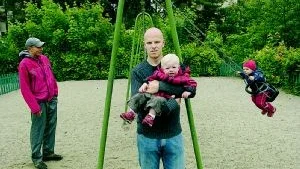 Dålig lekplats. Johan Faskunger tillsammans med sin dotter i en av många dåliga lekplatser i Sverige. Den här finns i Bagarmossen i Stockholm och Johan har tillsammans med sina grannar bett politikerna rusta upp parken.Foto: Janerik Henriksson/Scanpix
