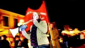 Fackeltåg. En demonstration mot rasism och främlingsfientlighet genomfördes i Västervik i går kväll. Närmast är det Linnea Girdland som håller i taktpinnen.Foto: MATILDA AHL