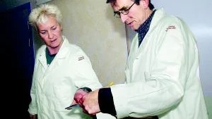 Kontroll. Gith Widerström och Peter Eckerbom går igenom listan på vilka patienter som fanns på avdelningen för att försäkra sig om att alla har kommit ut från de rökfyllda lokalerna.Foto: ANDERS STEINER