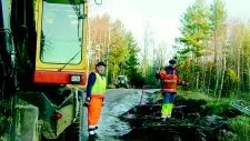 Eld i berget.  Claes Pihl håller som bäst på att ladda för att spränga bort en del berg längs vägen vid Hunsala. Lars Claesson har klivit ur sin grävmaskin för att övervaka arbetet.   Foto: Lena Pettersson