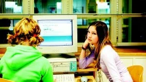 Olika regler. Andrea och Miranda har helt olika dataregler hemma. Men de är överens om att datorn är mycket roligare än tv:n.                                                                                                     Foto: Pontus Lundahl/Pressens Bild