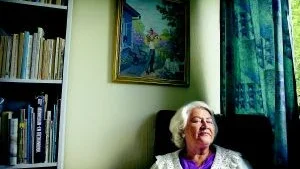 Längtan. Ibland får Ania Monahof en kick av nostalgi, en längtan till barndomsstaden Leningrad. Det är denna längtan som sporrat hennes författarskap. Men hemma är i Gamleby.  FOTO: MATTIAS AHLM