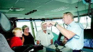 Besättningsman. Douglas Holmgren är maskinist och en av nio besättningsmän ombord. När KBV 201 Karlskrona rycker ut för oljesanering kan flödet till fartygets fyra tankar följas på datorskärmarna framför honom.