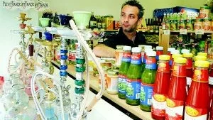 Ny butik. Raymond Hanna har tillsammans med sin fru öppnat en ny livsmedelsbutik på Bredgatan.                                              Foto: Mattias Ahlm