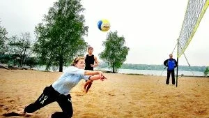 Har koll på bollen. Västerviks Volleys Sofia Andersson och Erik Östin träningsspelar inför lördagens tävling på Lögarbergen under överinseende av Anders Fröberg.                                                                                                                                                                                                                                       Foto: MATILDA AHL