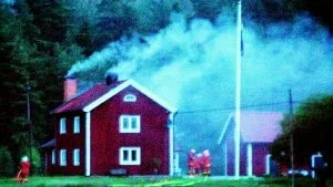 Brand i Loftahammar. Ett tvåvåningshus i Loftahammar fattade eld under söndagskvällen. Inga personer skadades och branden kunde snabbt släckas. Foto: Ingemar Petersson