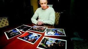 Minns tillbaka. Bjarne Pedersen kunde blicka tillbaka på SM-guldet med bilder på sig själv efter den historiska kvällen på Ljungheden i september.                                                                                                                                                                                                                                                Foto: ANDERS LILJEGREN