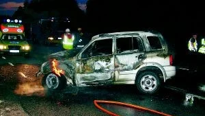 Tog eld. Båda bilarna tog eld vid kollisionen. Två passagerare i den ena bilen fick föras till sjukhus.                                                     Foto: Leif Pettersson