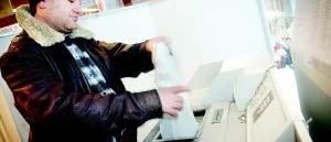 Kö på banken då  
pengar blir ogiltiga