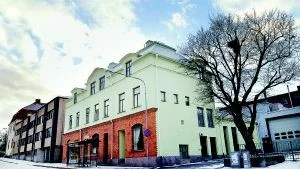 Västervik blir biostad. Om allt går planenligt kan Västerviksborna till sommaren sjunka ner i fåtöljer i tre biosalonger i gamla mejeriets byggnad på Bredgatan. Granne till biostaden blir Östra Akademien som flyttar in i nya "spejsade" lokaler till hösten 2006. Foto: Matilda Ahl