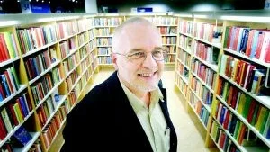 Glad pensionär. Efter 36 år på biblioteket ska Ernst Zryd ta sig mer tid till att läsa och så ska han passa upp på sin hustru som jobbar tio år till. Annars har han inga stora planer utan hoppas att det dyker upp något roligt att göra.Foto: Anders Liljegren