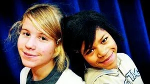 Belönade tjejer.  Matilda Mållberg och Laura Nilsson är klasskamrater i klass 6B på Lidhemsskolan. Nu har båda belönats med stipendier ur Grundskolesamfonden. FOTO: MATILDA AHL