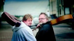 Två gitarrer och 800 sånger. Tony Lindgren och Mats Molin är tillsammans Felicias drängar. I år får de för första gången spela på Visfestivalens stora scen, där de ska ösa ur Cornelis Vreeswijks 800 visor stora skafferi.Foto: Anders Liljegren