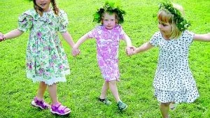 Blomsterprydda. Nadja Peedu, Adine Ahlströmer och Alice Peedu är några av alla barn som firade midsommardans i Bruksparken. Foto: MARGARETA LJUNGBLAD