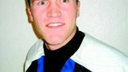 Elitmålvakt. Andreas Enström har debuterat i elitserien i innebandy. Järfälla vann och Andreas blev matchens lirare.