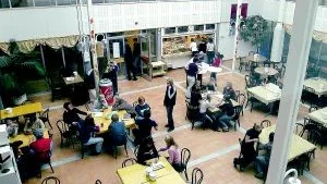 Sockerfri zon? En skolkonferens där gymnasieledningen, lärare och elever fanns representerade vill ha ett nyttigare utbud i kafeterian på gymnasiet.