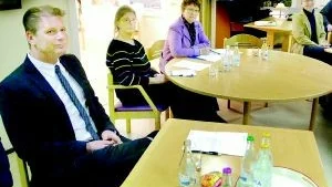 Framtidens boende. Fr v Harald Hjalmarsson (m), Kerstin Åhlin (vdm), Björg Lorentzon (c) och Ingegerd Karlsson (s) fick svara på hyresgästers frågor om hur boendet kommer att se ut i kommunen i framtiden.Foto: ANDERS LILJEGREN