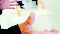 Prisad. En prototyp för en vattenblandare visar Rolf Herrström upp på designutställningen på Storgatan 31. Med en variant vann han en tävling som ett tyskt företag ordnat.