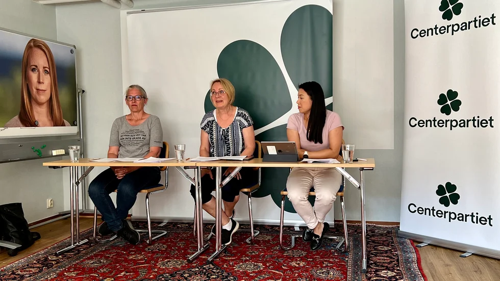 "Det finns väldigt mycket kunskap kvar att bygga", säger Trine Platou Vikinge (C) om forskningsområdet kvinnohälsa. Hon kandiderar för första gången till regionfullmäktige. Här med partikollegorna och regionråden Kerstin Sjöberg (C) och Julie Tran (C). 