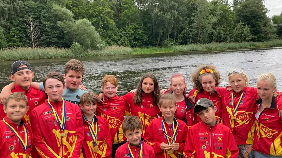 KKK-ungdomarna som paddlade i Svenska ungdomscupen i Lidköping. Dmitrij Tinins, Rocky Månberg, William Olsson, Linnea Sandnell, Elvira Henriksson, Selma Adem, Amelia Lundborg, Viktor Tinins, Noah Ekestål, Konstantinos Mavratzotis, Filip Sandnell, Ioannis Mavratzotis och Milad Alia. 
