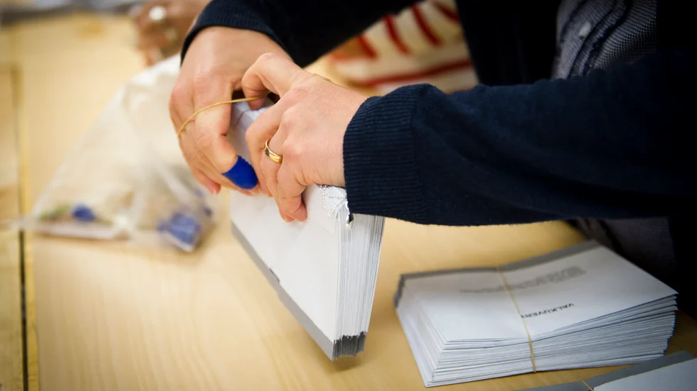 Den slutliga rösträkningen sker öppet, så den som vill kan kika in hos länsstyrelsen och följa arbetet.