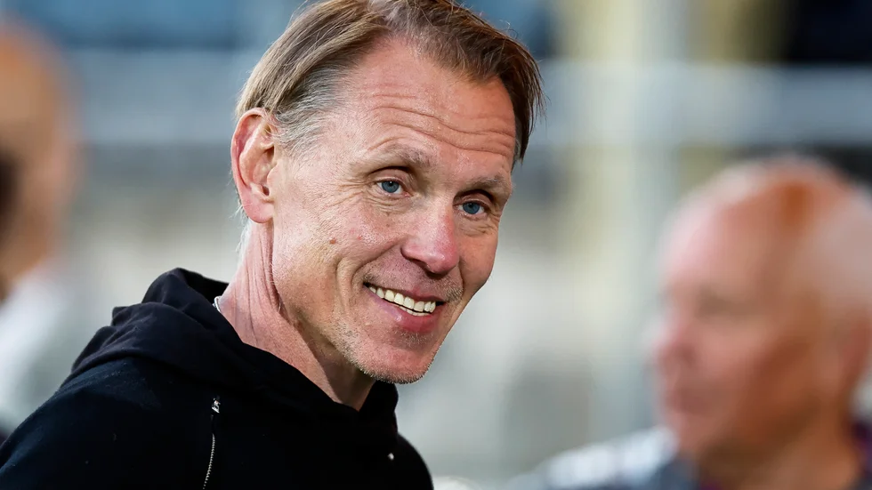Andrée Jeglertz har varit fotbollstränare i 18 år. På herr- och damsidan och med landslag. Det blev tidigt succé med Umeås damer, men han säger: "När du börjar som ledare har du svar på allt och vet allt. Nu har jag insett att jag är till för spelarna och inte tvärtom. Jag tror inte jag var en så jävla bra ledare då".