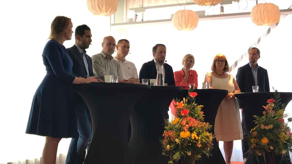 Fr.v : Therez Almerfors (M), Ehsan Nasari (C), Jonas Segersman (KD), Kent Kumpala (SD), Tobias Smedberg (V), Jennie Claesson (L), Linda Eskilsson (MP) och Erik Pelling (S)
Therez Almerfors - Moderaterna 