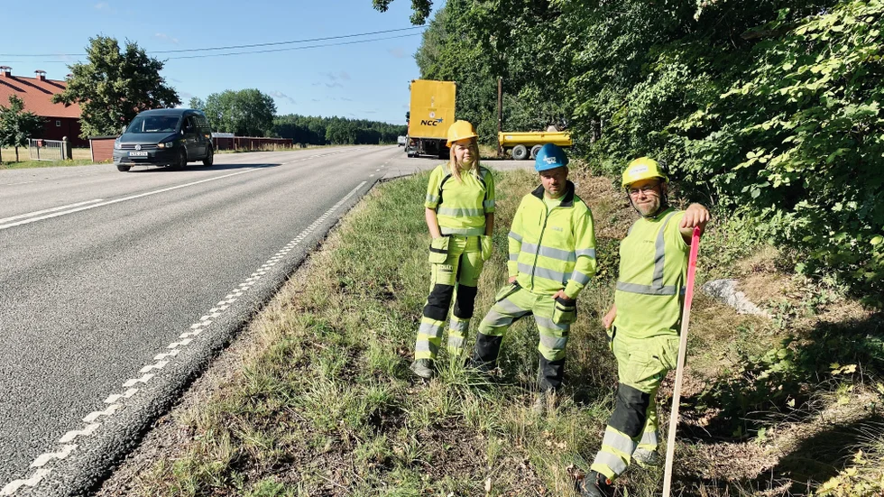 Här vid Närsjö gård ska en av fyra nya fartkameror längs väg 230 uppföras. Amanda Göransson, Johnny Lundström och Andreas Karlsson ska just börja anlägga en plats där kameran ska stå.