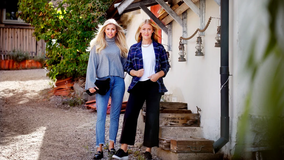 Hitta din grundstil – då är det lättare att botanisera bland höstens trender och hitta rätt. Det säger Stilstudions Ellinor Alsbro som bär jeans från Monki, tröja Noisy May, oversize clutch HM, skor privata och Marianne Holmberg klädd i jeans från HM, t-shirt Lindex, kavaj Monki och halsband med oklart märke, skor privata. Allt från Stadsmissionen.
