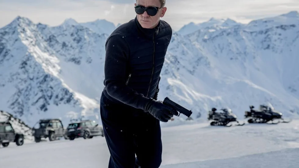 Knyter ihop säcken. Daniel Craig knyter ihop de fyra senaste filmerna om James Bond i "Spectre". Han gör det bra men kanske är det ändå dags att låta nya krafter ta vid?