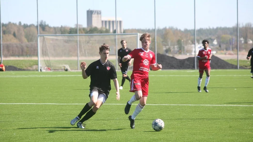 Rasmus Mörk Ahlvik i kamp med en Vallentuna-spelare.