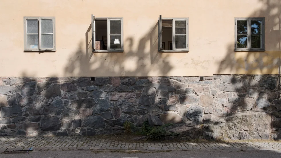 Hus byggda i sten och betong står bättre emot värme. Nackdelen är att båda byggmaterialen har hög klimatpåverkan.
