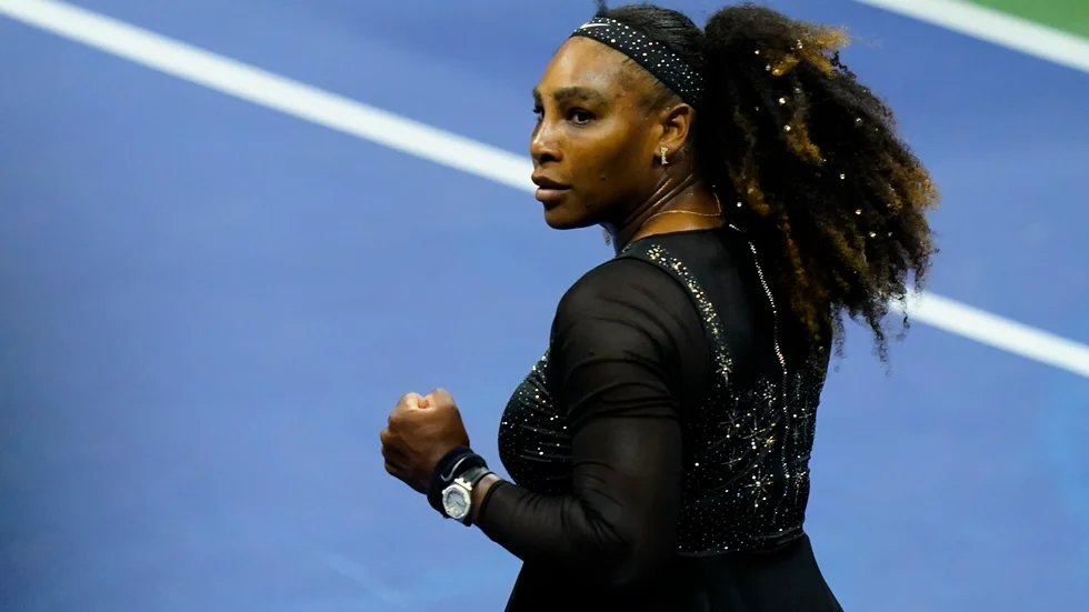 Serena Williams peppades av Tiger Woods att göra comeback. Nu är hon framme i tredje omgången i US Open.