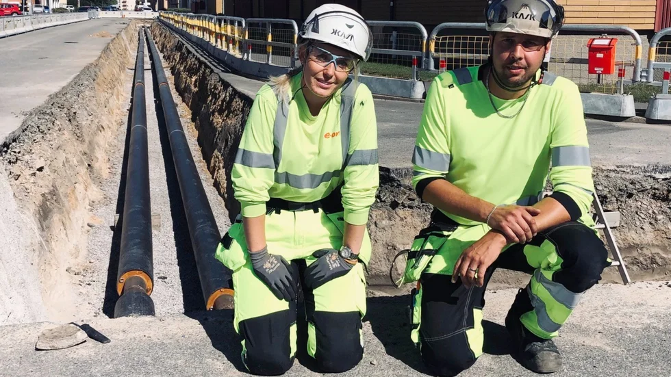 Arbetet med att byta ut gamla fjärrvärmeledningar på Haga har inletts. Först ut är en del av Norralundsgatan. Karolina Nygren och Jonas Abrahamsson, arbetsledare från Kanonaden ser till att allt går rätt till. 