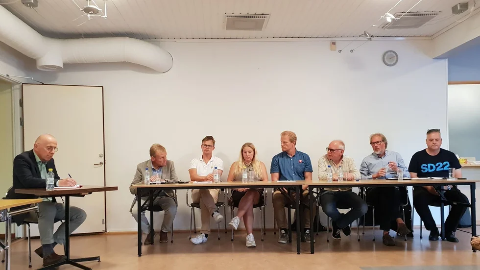 Här ser vi en bild från en valdebatt i Rejmyre Folkets Hus 2022 där flera av gruppledarna i Finspångspolitiken medverkade: Hugo Andersson, Mikael Wallin, Kristin Andersson, Mats Annerfeldt, Inge Jacobsson, Stefan Carlsson och Torgny Maurer- Till vänster Folkbladets Widar Andersson.