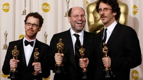 Bröderna Ethan, till vänster, och Joel Coens "No country for old men" blev Oscarsgalans stora vinnare. Filmen utsågs bland annat till bästa film och bröderna Coen tog dessutom hem regipriset. I mitten producenten Scott Rudin.
Foto: Kevork Djansezian/Scanpix
